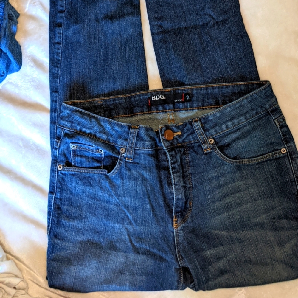 Urban Outfitters BDG 💙 Jeans size 30/32 knee tear came new as a style point